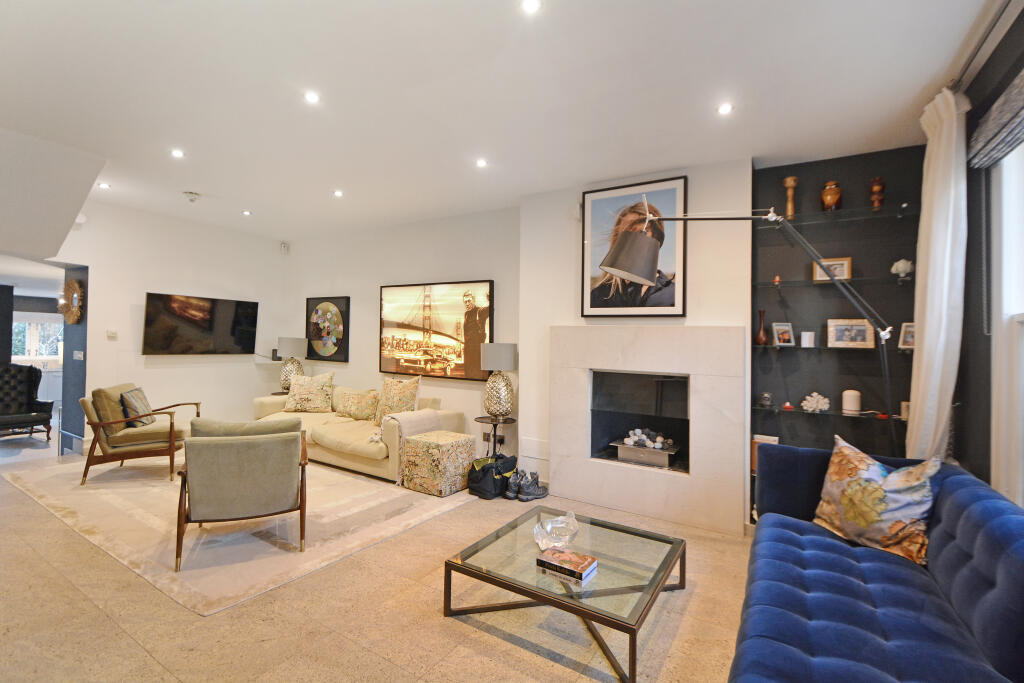 5 bed Mid Terraced House for rent in Fulham. From Breteuil - Fulham