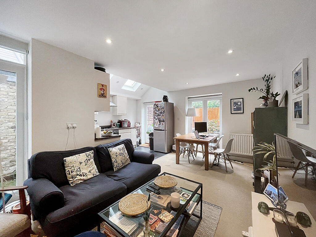 2 bed 1st Floor Flat for rent in London. From Breteuil - Fulham