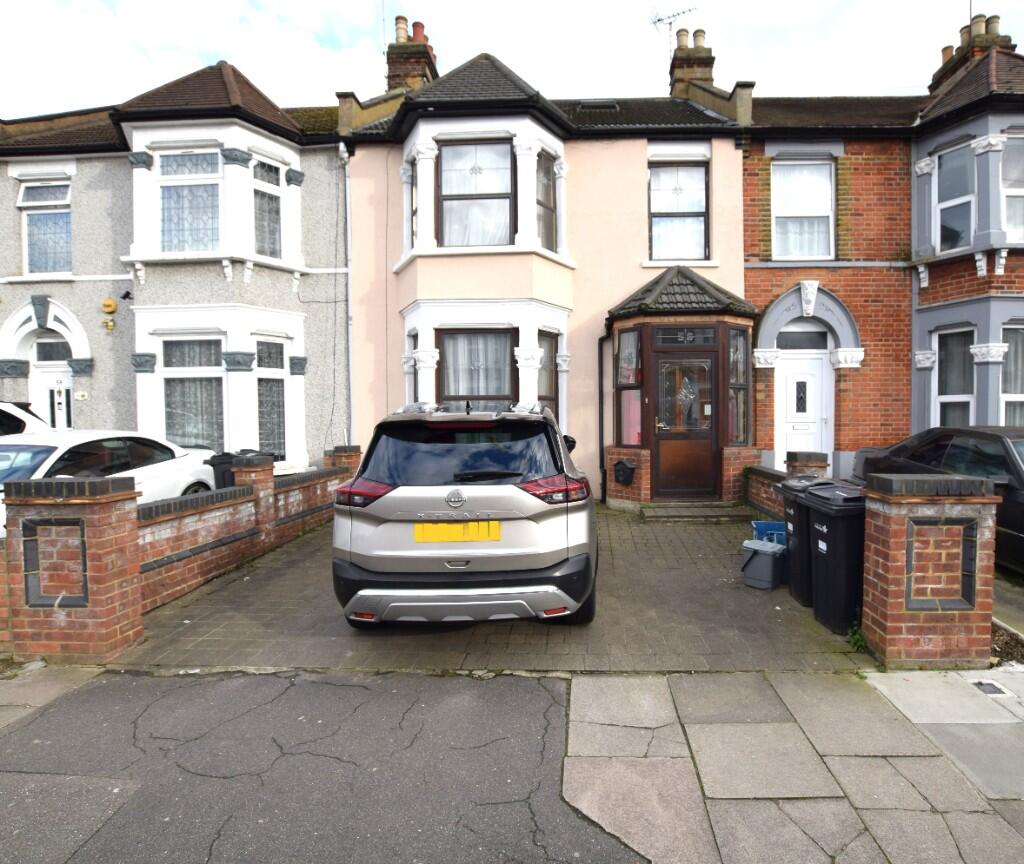 4 bed Mid Terraced House for rent in Ilford. From Brian Thomas Estate Agents - Seven Kings