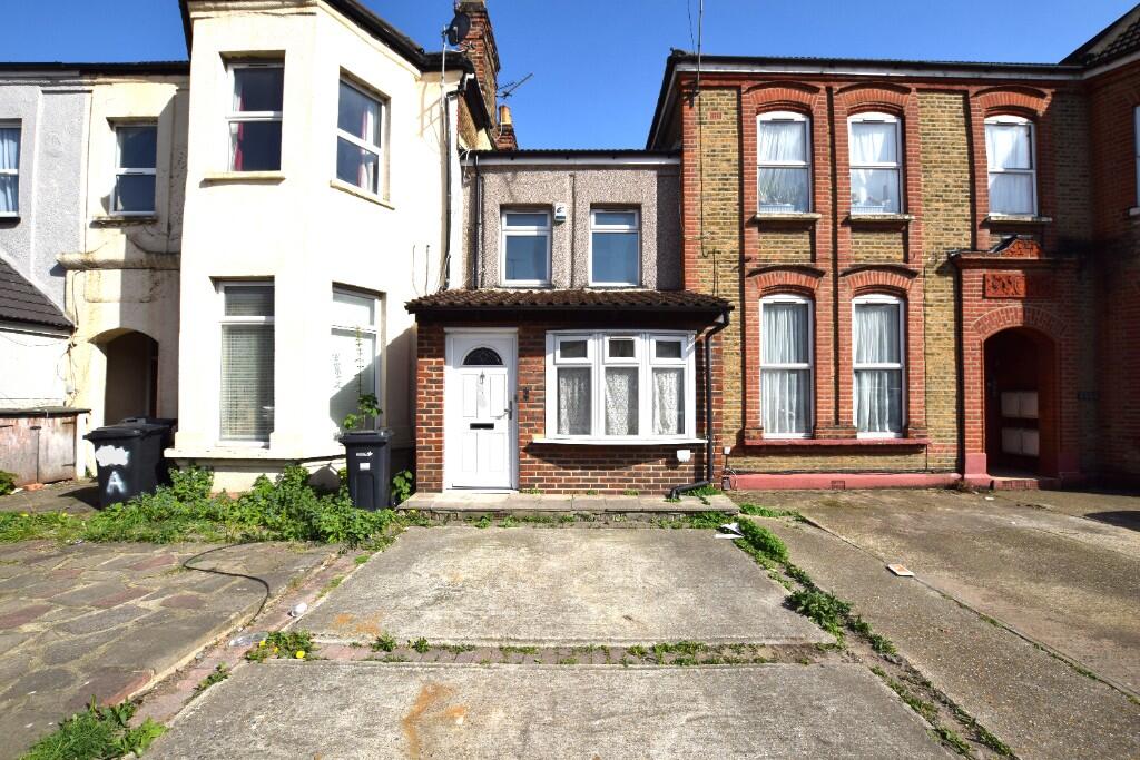 2 bed Mid Terraced House for rent in Ilford. From Brian Thomas Estate Agents - Seven Kings