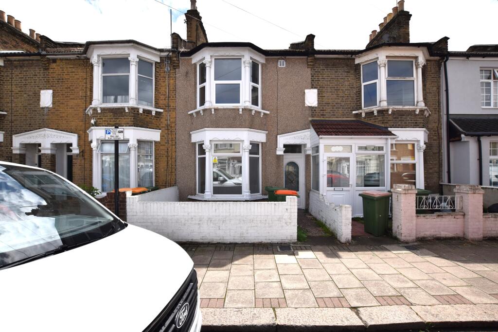 4 bed Mid Terraced House for rent in East Ham. From Brian Thomas Estate Agents - Seven Kings 4 bed Mid Terraced House for rent in East Ham. From Brian Thomas Estate Agents - Seven Kings