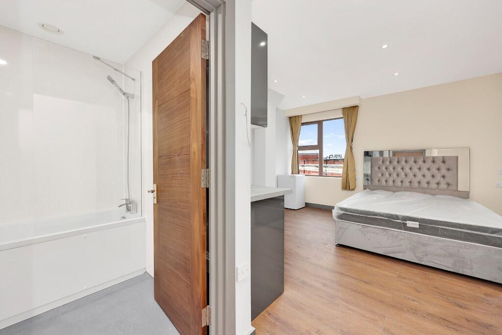 4 bed Studio for rent in Ilford. From Brian Thomas Estate Agents - Seven Kings