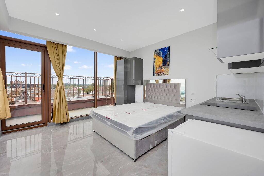 4 bed Studio for rent in Ilford. From Brian Thomas Estate Agents - Seven Kings