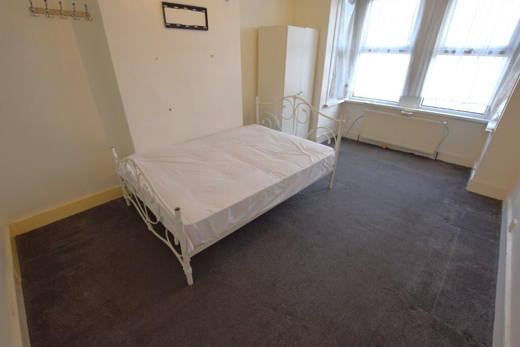 1 bed HMO for rent in Barking. From Brian Thomas Estate Agents - Seven Kings