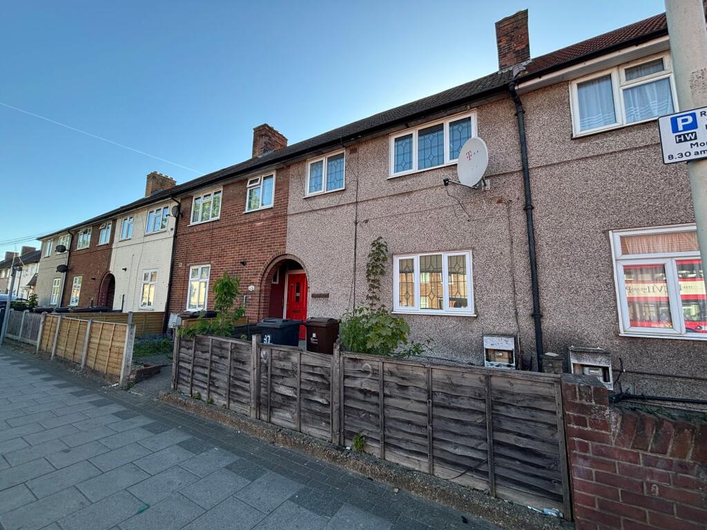 3 bed Mid Terraced House for rent in Dagenham. From Brookings - Dagenham