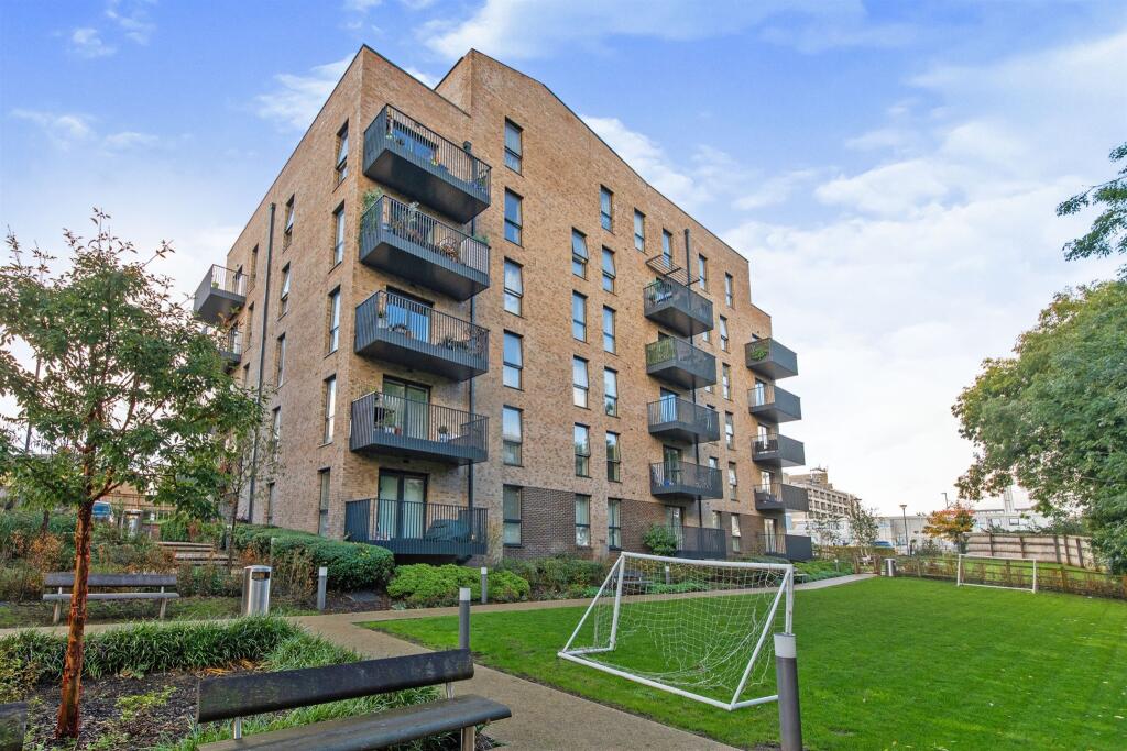 2 bed Apartment for rent in Watford. From Brown & Merry - Watford