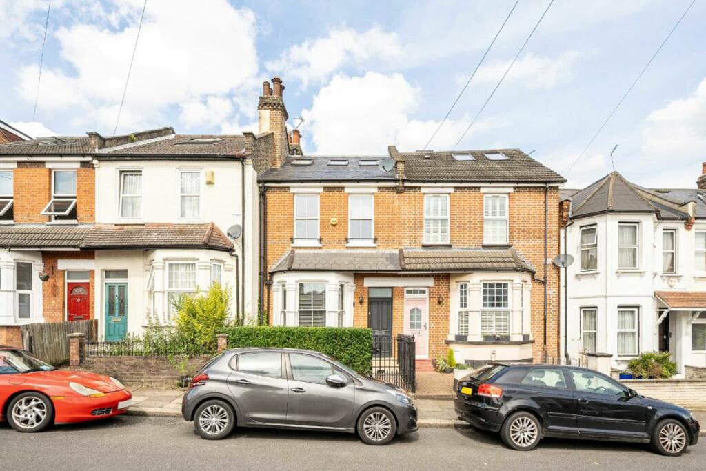 4 bed Detached House for rent in Friern Barnet. From C J Delemere International - Muswell Hill