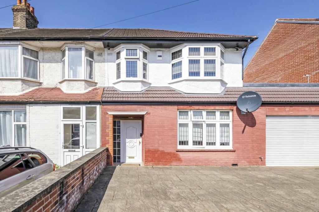 3 bed Semi-Detached House for rent in Wood Green. From C J Delemere International - Muswell Hill