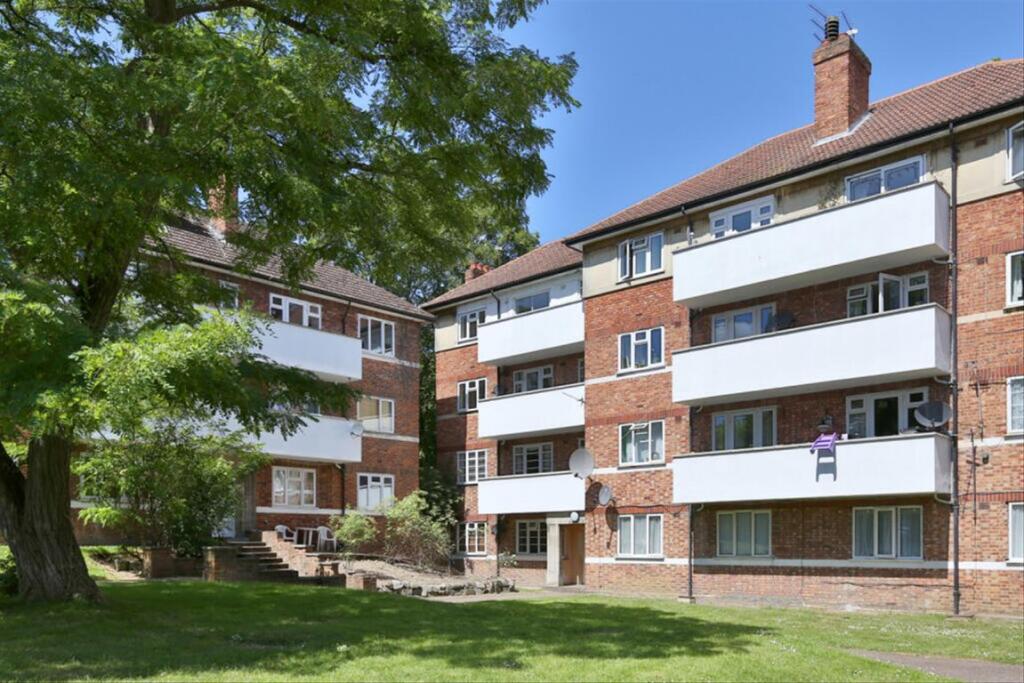 2 bed 1st Floor Flat for rent in Friern Barnet. From Dexters - Muswell Hill