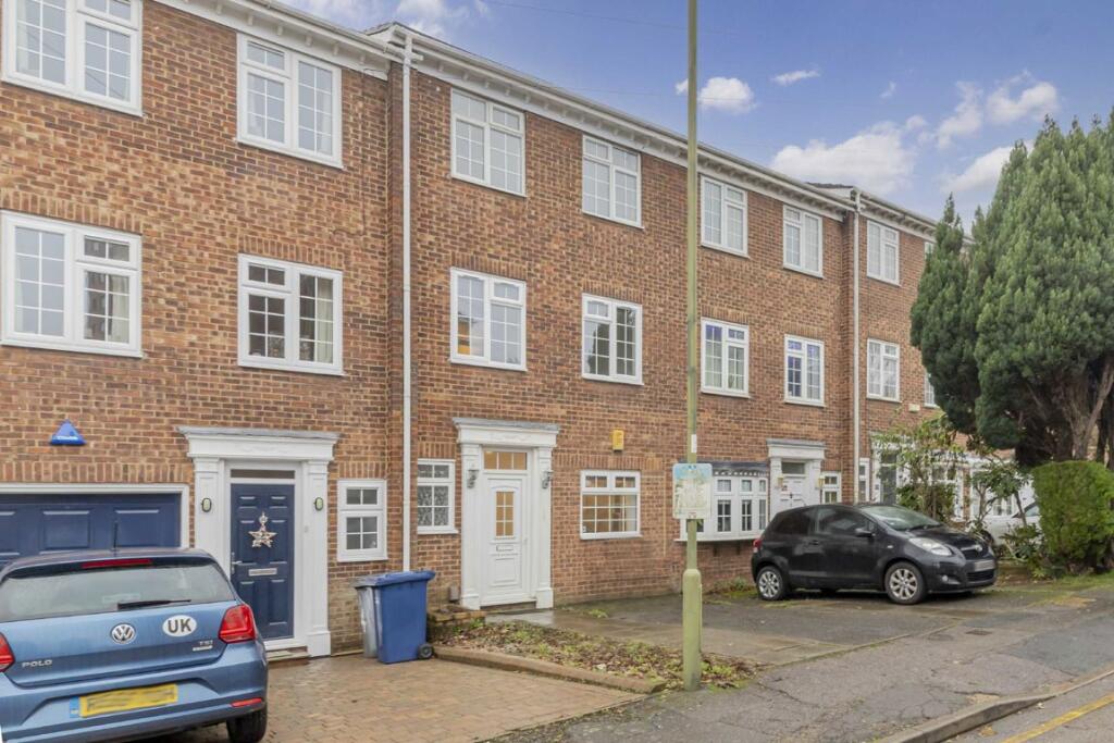 4 bed Mid Terraced House for rent in Finchley. From Dexters - Muswell Hill