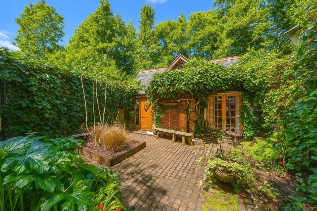 2 bed Detached for rent in Hornsey. From Dexters - Muswell Hill