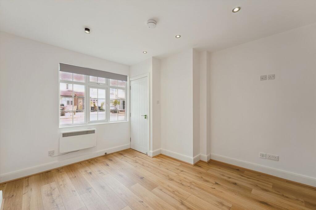 4 bed 1st Floor Flat for rent in Southgate. From Dexters - Muswell Hill