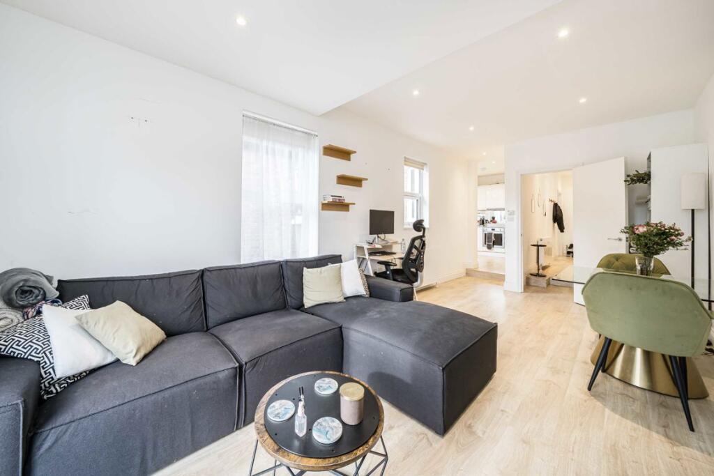 3 bed 1st Floor Flat for rent in London. From Dexters - Muswell Hill