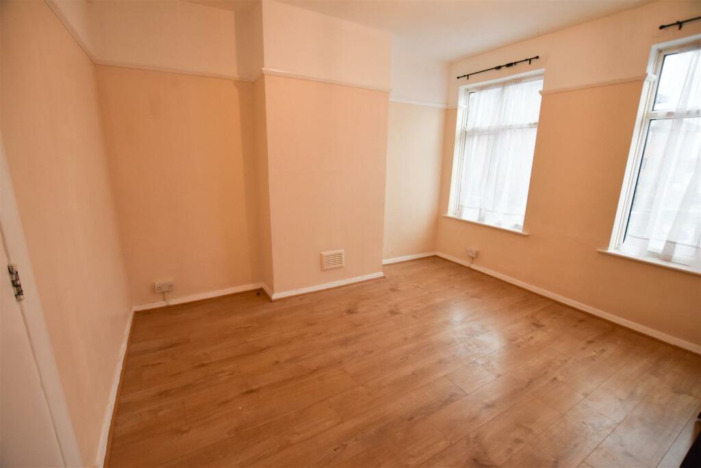 3 bed Apartment for rent in Yiewsley. From Cameron Group