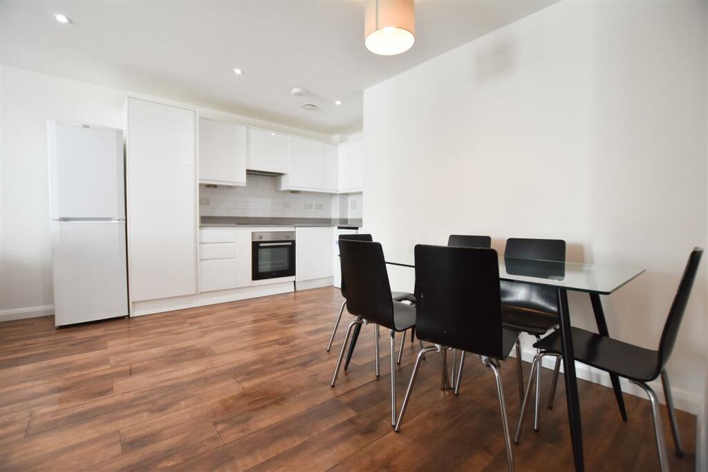 2 bed Apartment for rent in Slough. From Cameron Group