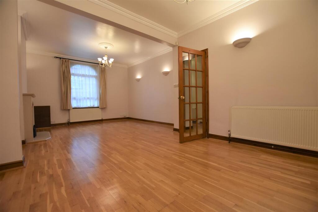 4 bed Detached for rent in Uxbridge. From Cameron Group 4 bed Detached for rent in Uxbridge. From Cameron Group