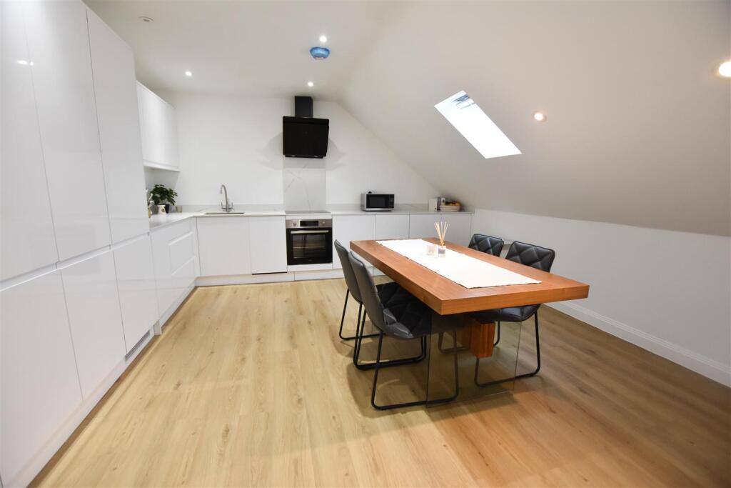 3 bed Duplex for rent in Yiewsley. From Cameron Group