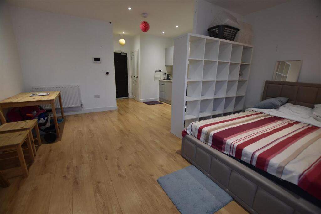 4 bed Studio for rent in West Drayton. From Cameron Group 4 bed Studio for rent in West Drayton. From Cameron Group