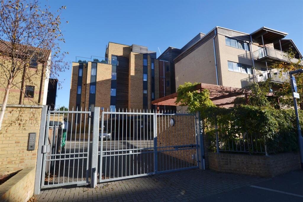 2 bed Apartment for rent in Yiewsley. From Cameron Group