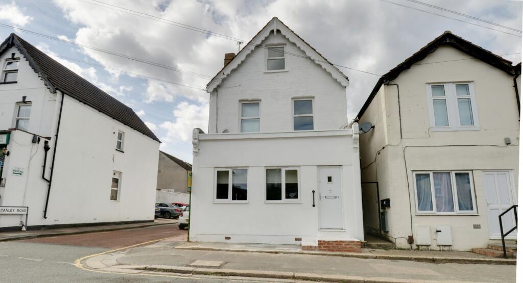 3 bed House (unspecified) for rent in Ruxley. From Capital Estate Agents - Sidcup