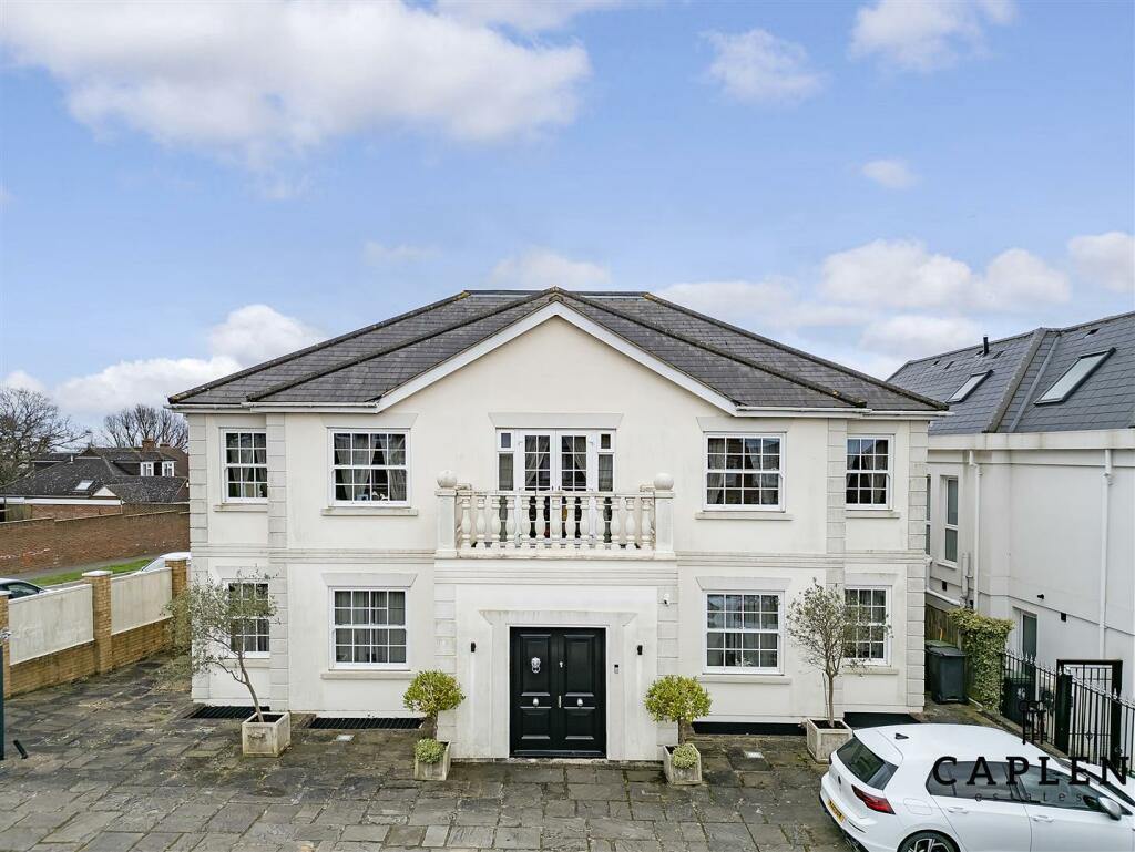 7 bed Detached House for rent in Chigwell. From Caplen Estates - Loughton