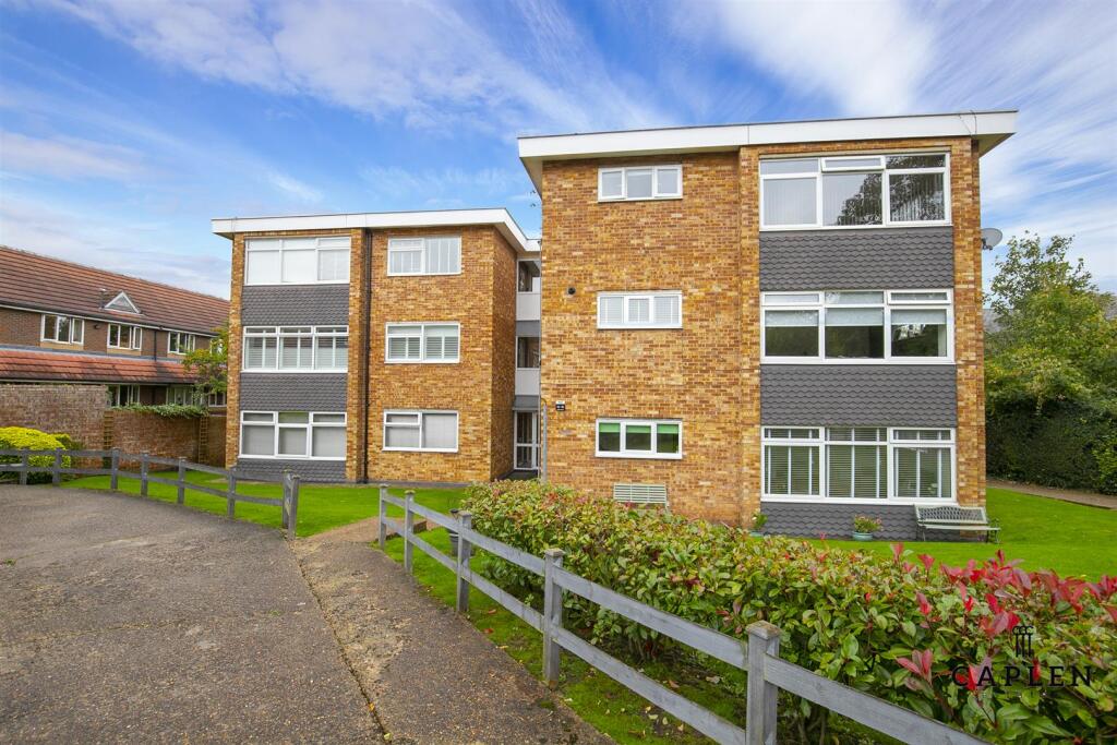2 bed Apartment for rent in Chigwell. From Caplen Estates - Buckhurst Hill
