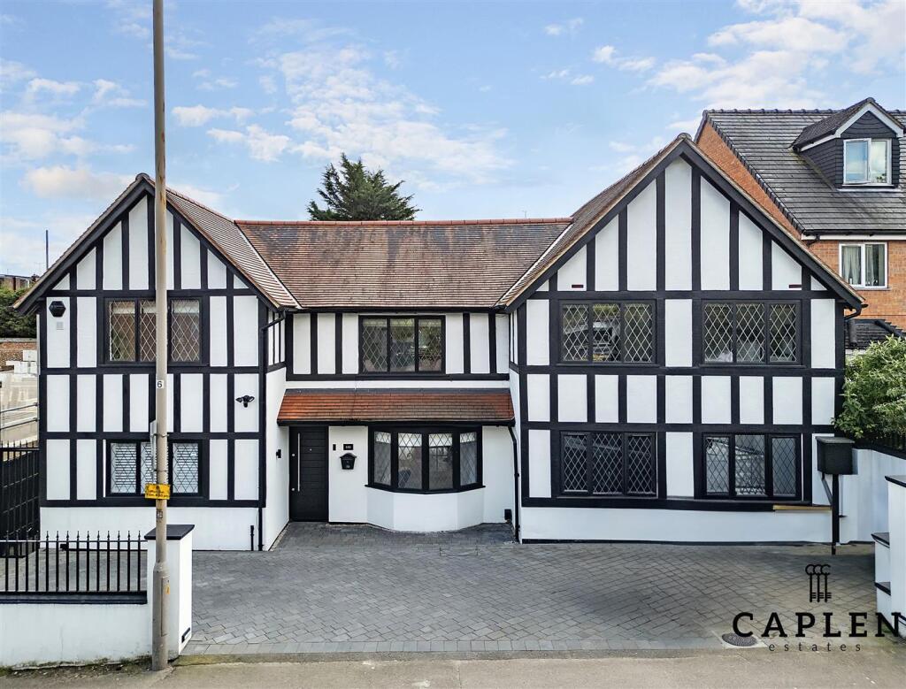 5 bed Detached for rent in Loughton. From Caplen Estates - Buckhurst Hill
