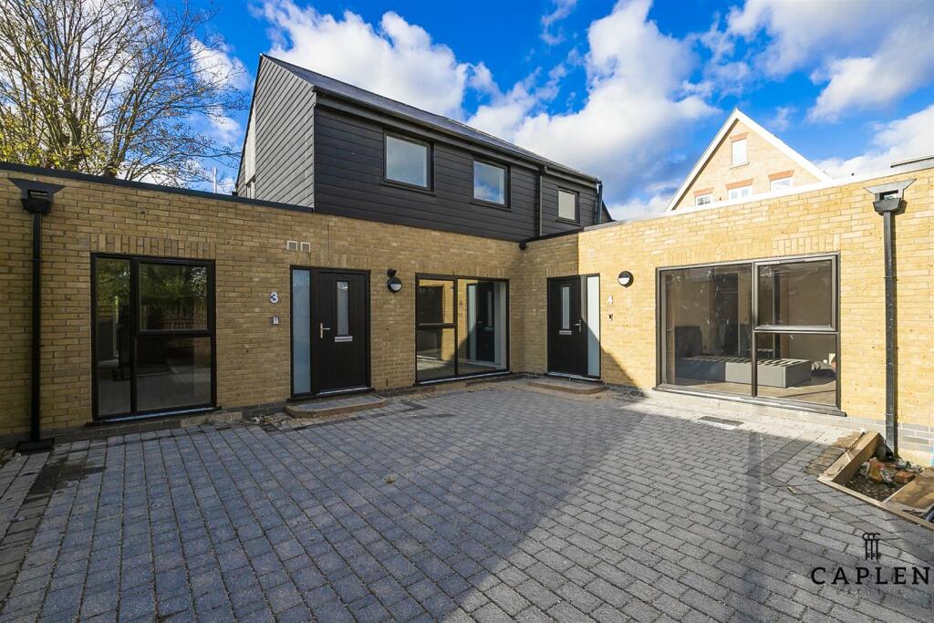 1 bed Detached for rent in Woodford. From Caplen Estates - Buckhurst Hill
