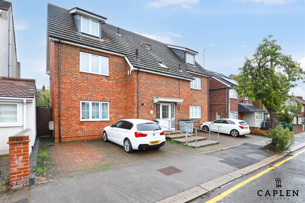 2 bed 1st Floor Flat for rent in Woodford. From Caplen Estates - Buckhurst Hill