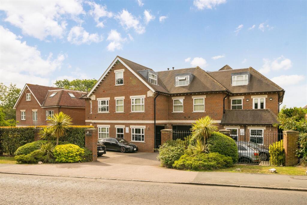 3 bed Apartment for rent in Chigwell. From Caplen Estates - Buckhurst Hill 3 bed Apartment for rent in Chigwell. From Caplen Estates - Buckhurst Hill