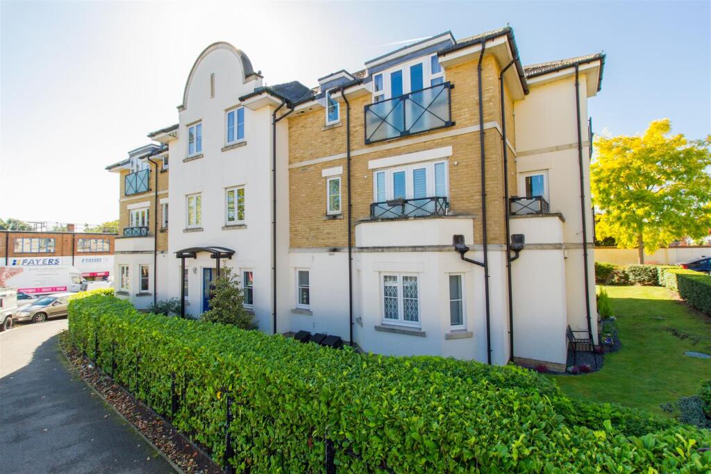 2 bed Apartment for rent in Chigwell. From Caplen Estates - Buckhurst Hill
