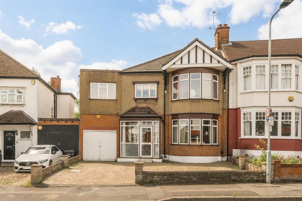 5 bed Detached for rent in Wanstead. From Caplen Estates - Buckhurst Hill