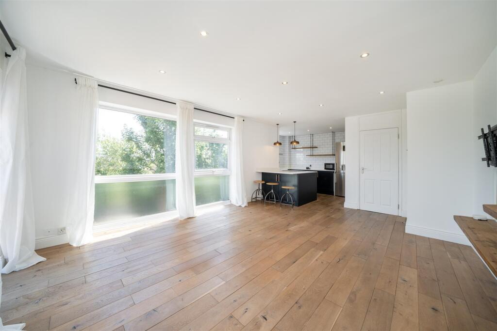 2 bed Detached for rent in Chigwell. From Caplen Estates - Buckhurst Hill