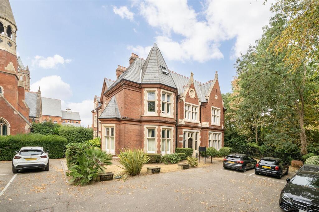 3 bed Detached for rent in Woodford. From Caplen Estates - Buckhurst Hill 3 bed Detached for rent in Woodford. From Caplen Estates - Buckhurst Hill