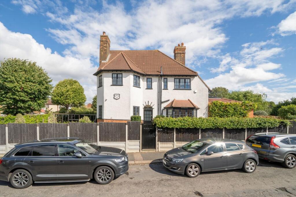 5 bed Detached for rent in Chingford. From Caplen Estates - Buckhurst Hill