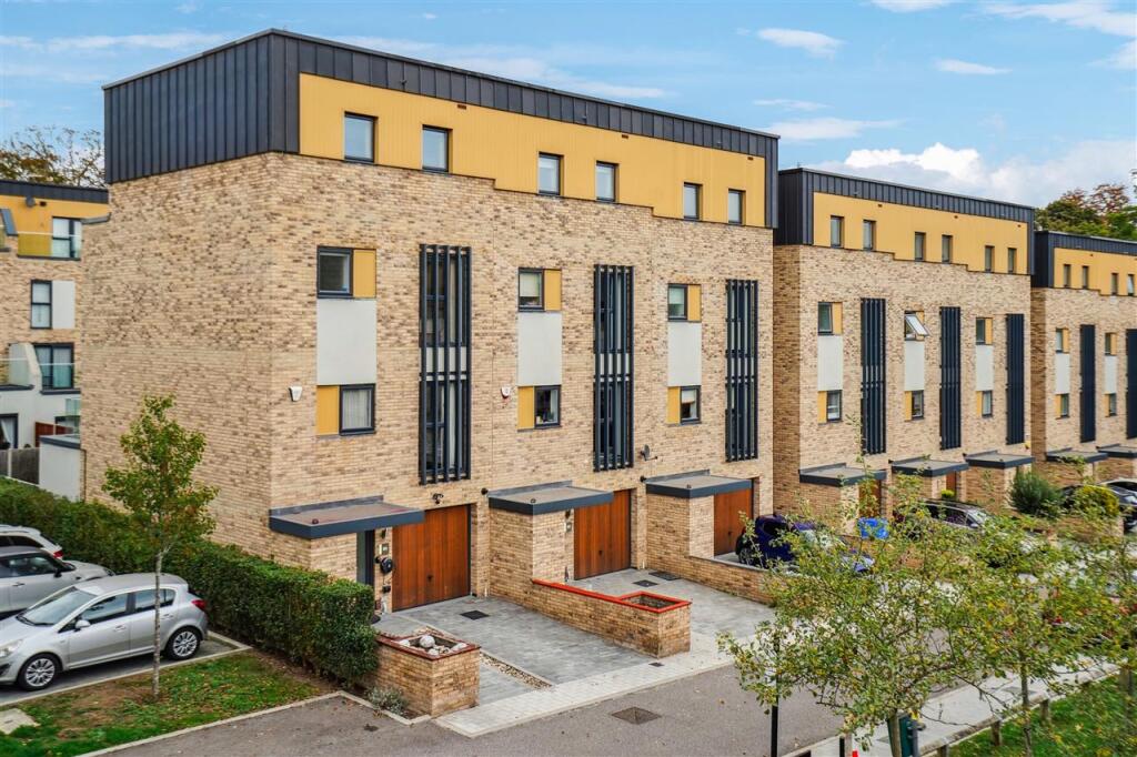 4 bed Town House for rent in South Harefield. From Carter Duthie - Denham