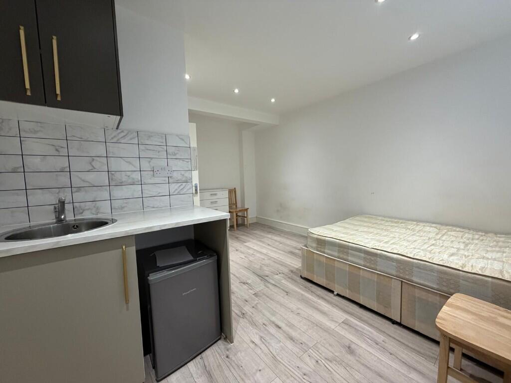 4 bed Studio for rent in Cheshunt. From Castles Estate Agents - Waltham Abbey 4 bed Studio for rent in Cheshunt. From Castles Estate Agents - Waltham Abbey