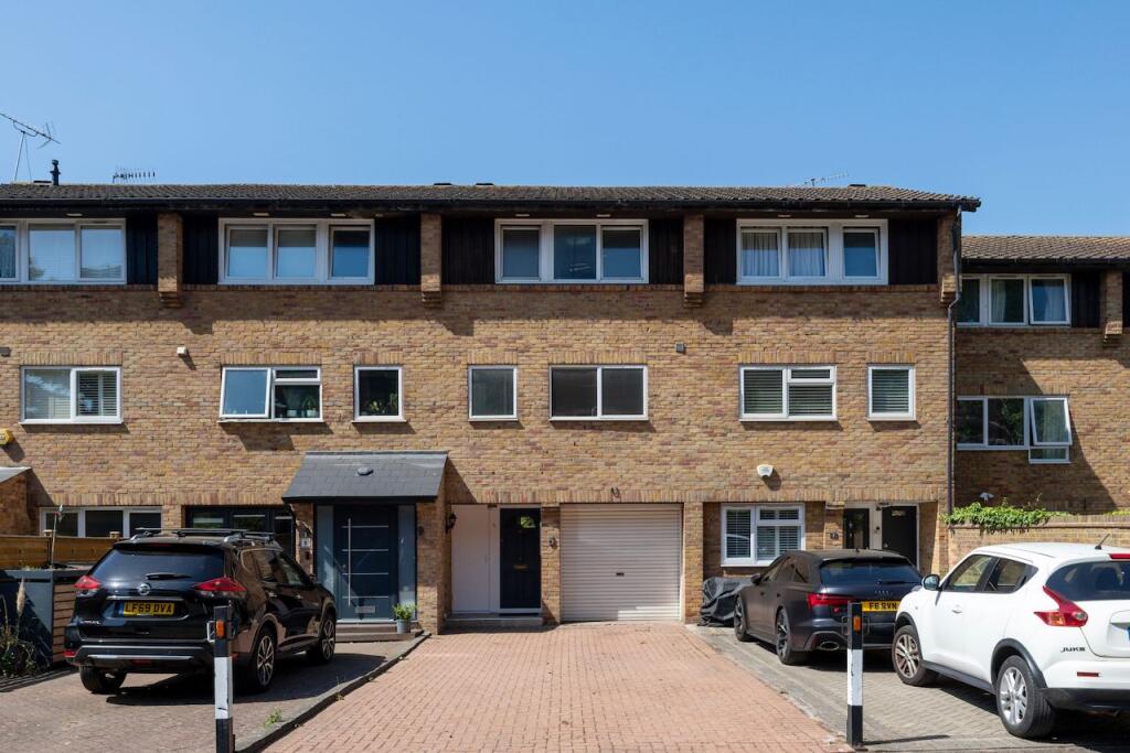 3 bed Mid Terraced House for rent in Twickenham. From Castor Bay Property Ltd - Twickenham