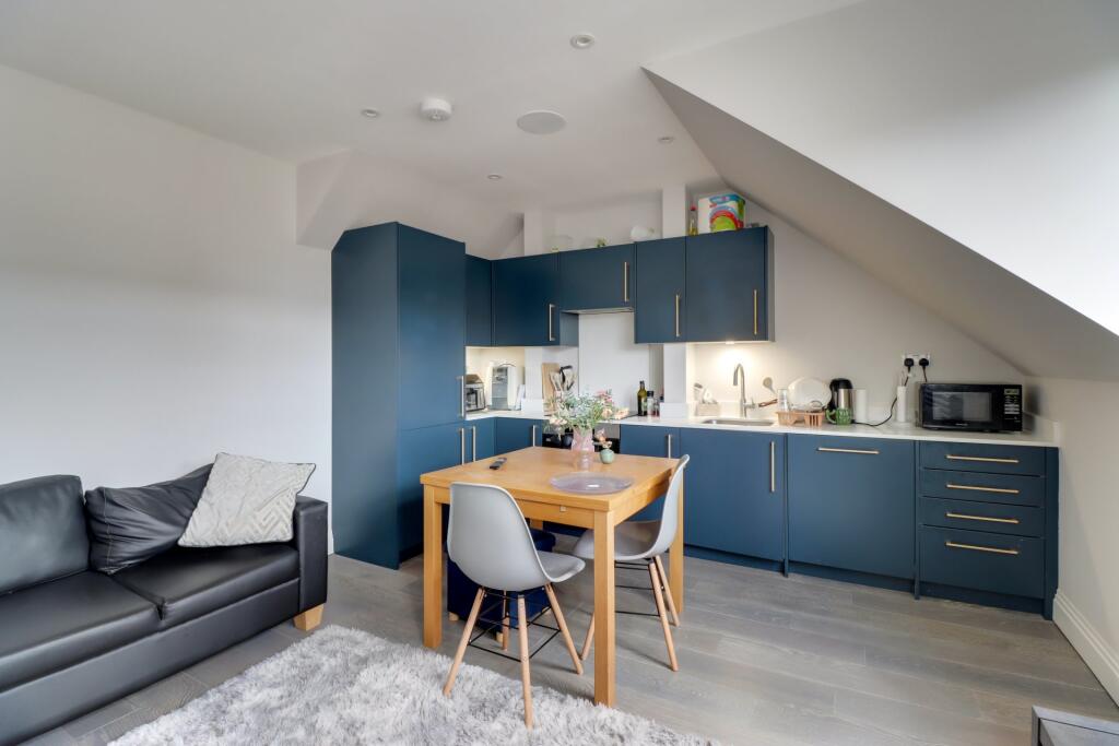 2 bed 1st Floor Flat for rent in Paddington. From Cedar Estates - West Hampstead