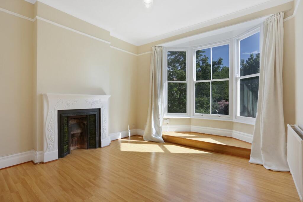 3 bed 1st Floor Flat for rent in Kensington. From Champions - London