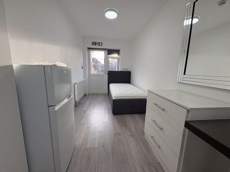 7 bed Detached for rent in Hayes. From Lords Associates of London 7 bed Detached for rent in Hayes. From Lords Associates of London