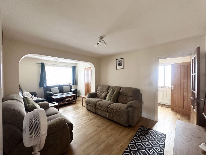 6 bed Mid Terraced House for rent in Slough. From Lords Associates of London 6 bed Mid Terraced House for rent in Slough. From Lords Associates of London