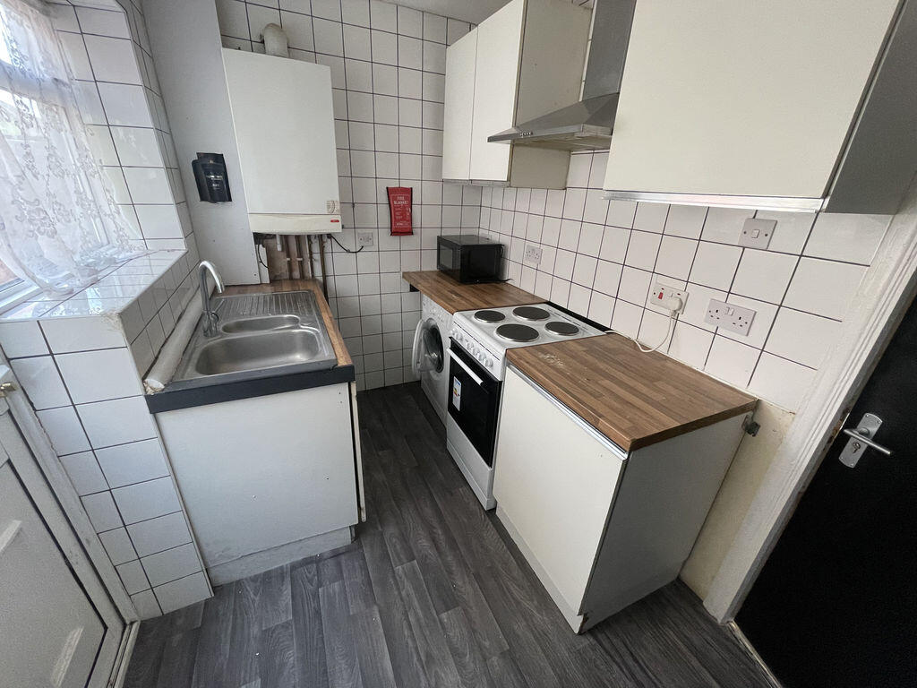 5 bed Mid Terraced House for rent in Hayes. From Lords Associates of London