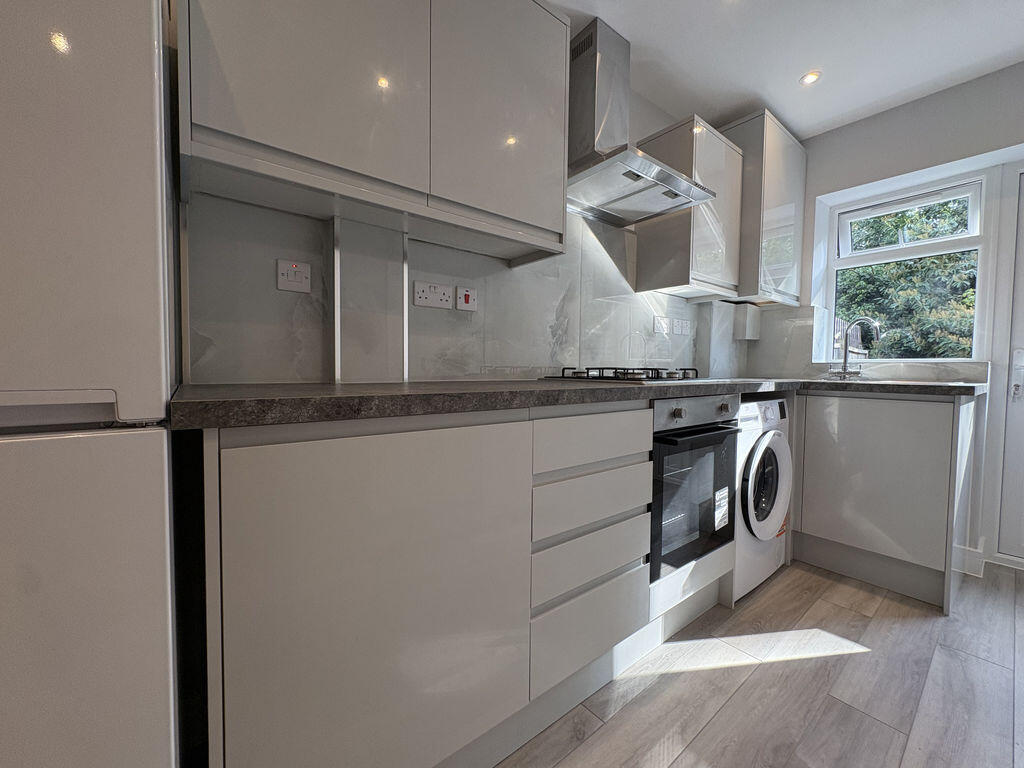 2 bed Mid Terraced House for rent in London. From Lords Associates of London