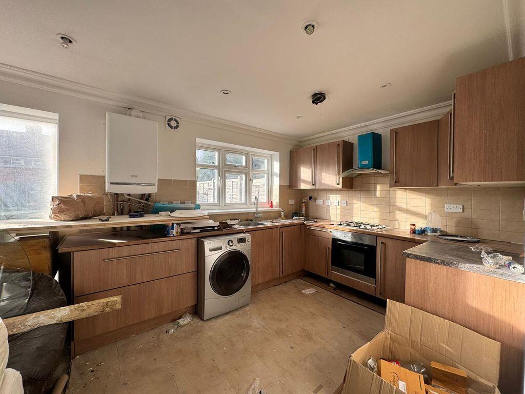 5 bed Mid Terraced House for rent in Hounslow. From Lords Associates of London
