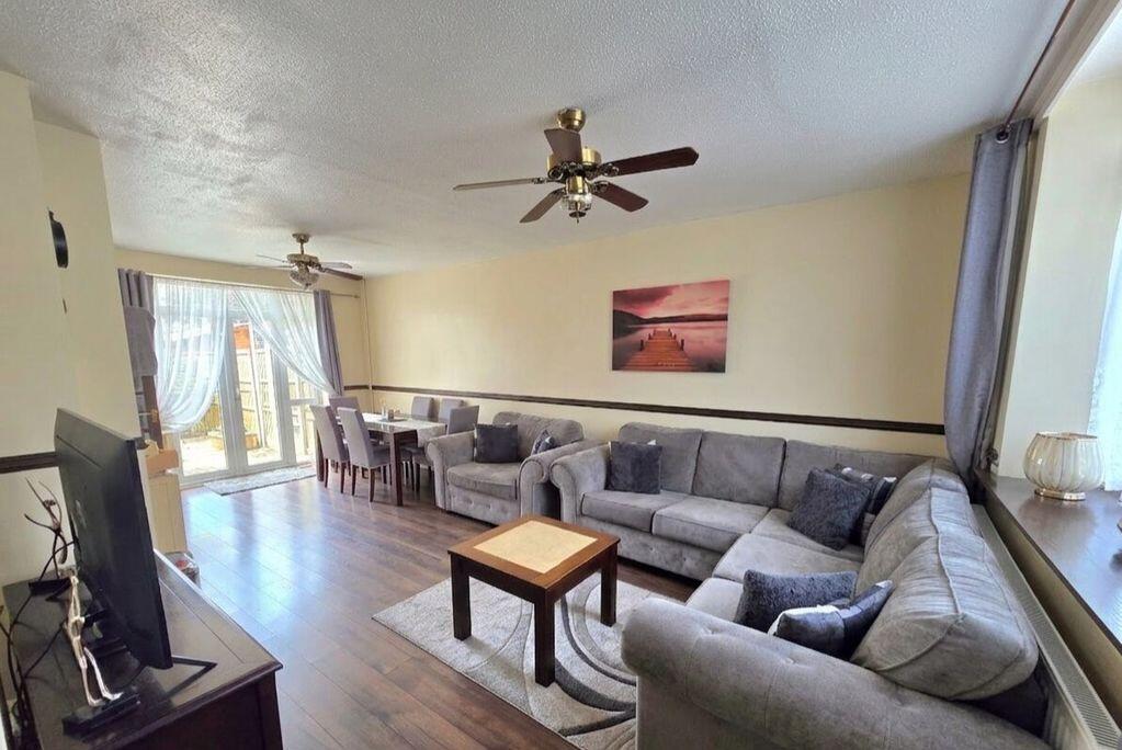4 bed Semi Detached for rent in Hayes. From Lords Associates of London 4 bed Semi Detached for rent in Hayes. From Lords Associates of London