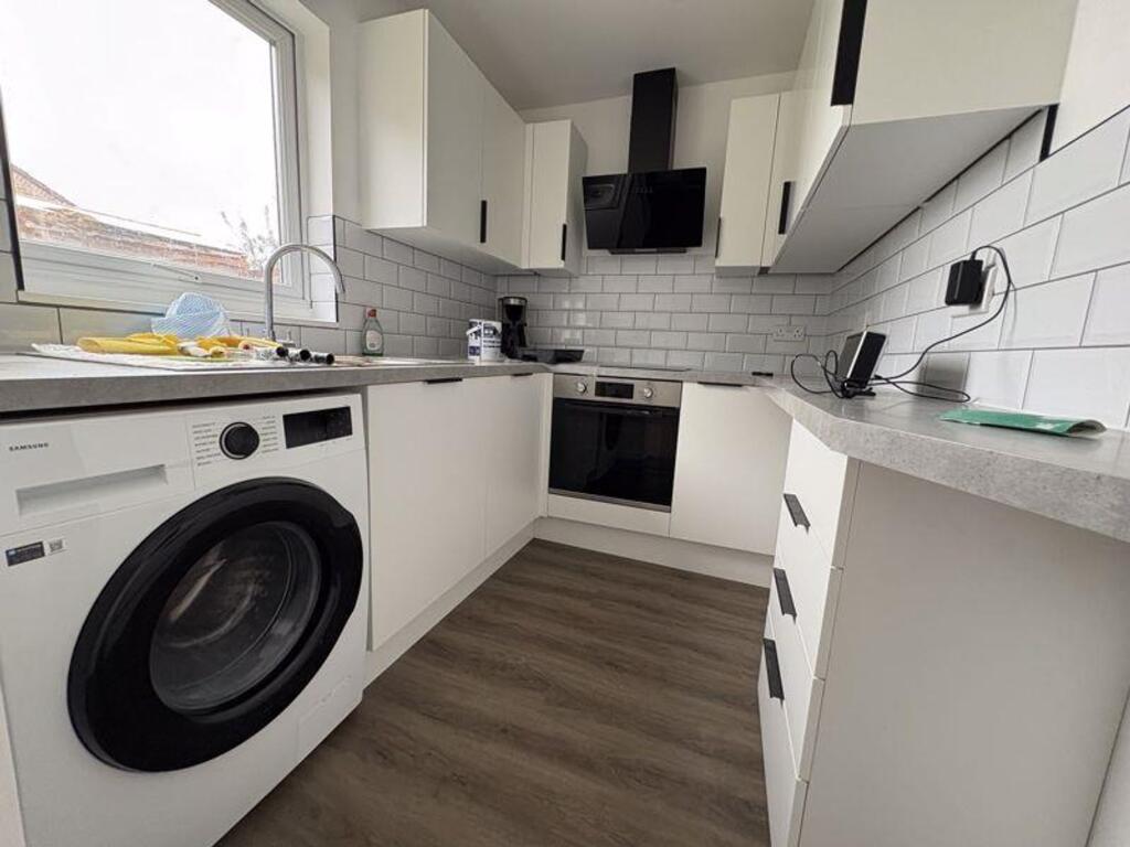 5 bed Semi Detached for rent in Yiewsley. From Lords Associates of London 5 bed Semi Detached for rent in Yiewsley. From Lords Associates of London