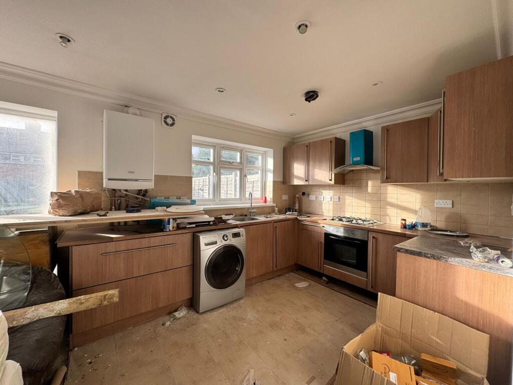 5 bed Mid Terraced House for rent in Hounslow. From Lords Associates of London