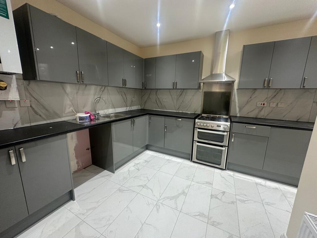6 bed Mid Terraced House for rent in Southall. From Lords Associates of London