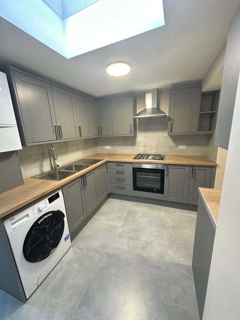 6 bed Mid Terraced House for rent in Slough. From Lords Associates of London 6 bed Mid Terraced House for rent in Slough. From Lords Associates of London